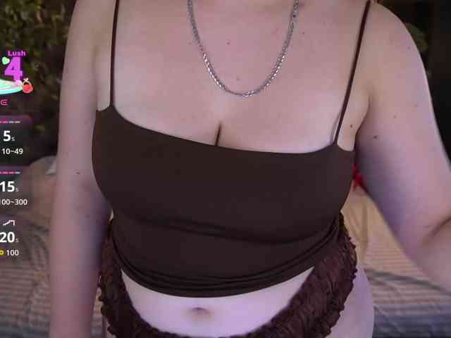 CrystallPaws bongacams live cam model