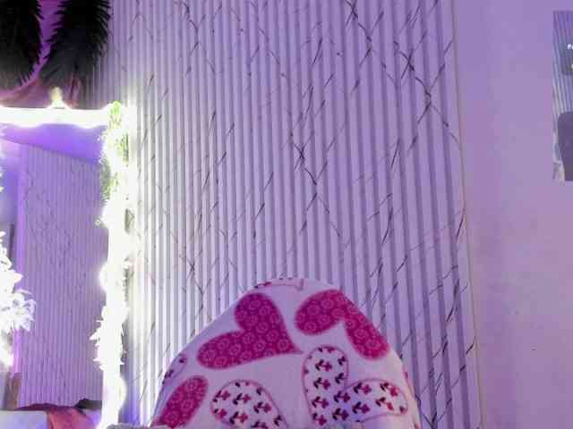 Naomy-tay1 bongacams live cam model