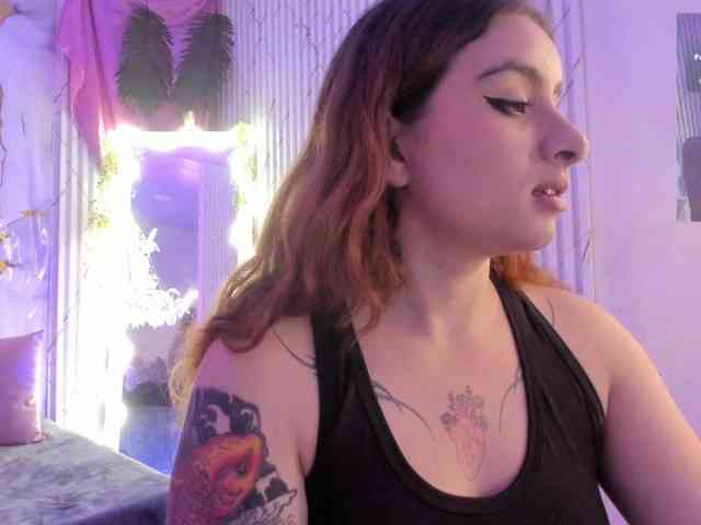 Naomy-tay1 bongacams live cam model