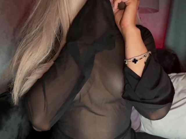PinkFoxya bongacams live cam model
