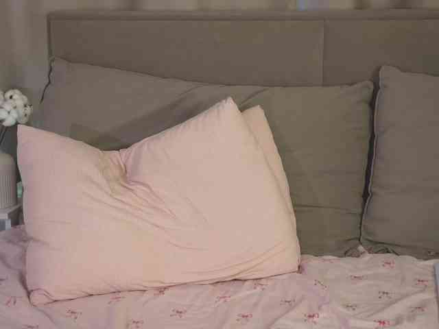 SheOnShe bongacams live cam model
