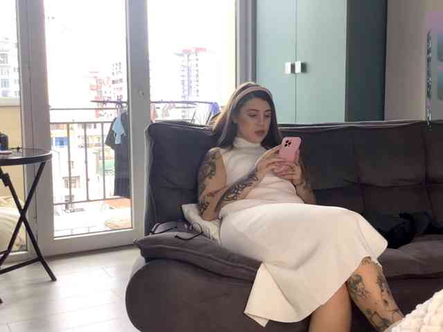 Naughty-Mailey bongacams live cam model