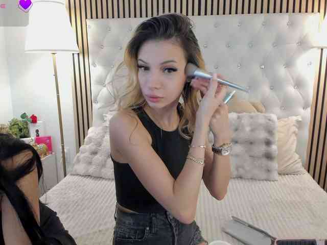 Sarawhitee bongacams live cam model