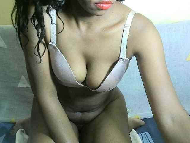 Avrilhunt bongacams live cam model