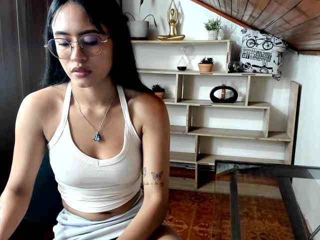 amy-lennox bongacams live cam model