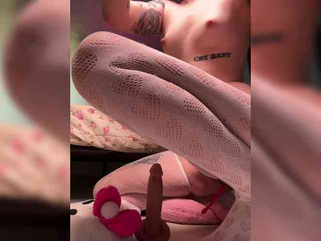 LuxBby bongacams live cam model