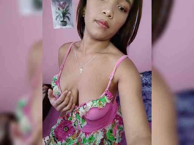 Vaninah bongacams live cam model