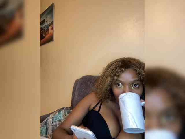 Curvy-maxy9 bongacams live cam model