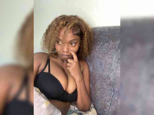 Curvy-maxy9 bongacams live cam model