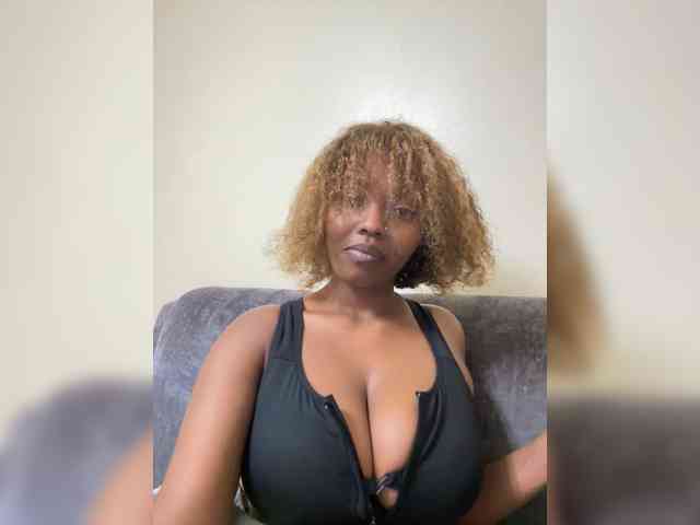 Curvy-maxy9 bongacams live cam model