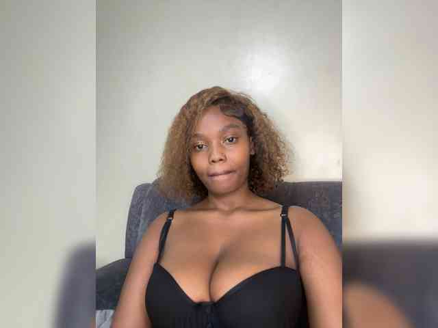 Curvy-maxy9 bongacams live cam model