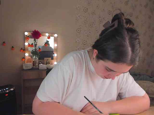 Alicenextdoor bongacams live cam model