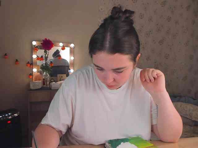 Alicenextdoor bongacams live cam model