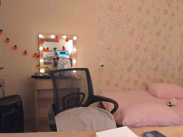 Alicenextdoor bongacams live cam model
