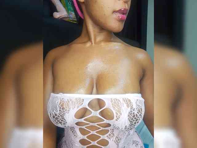 Sweet-Aura bongacams live cam model