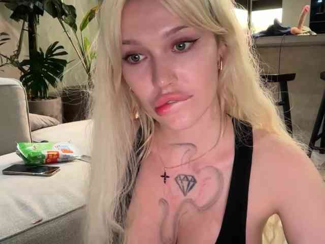 goldenalinee bongacams live cam model