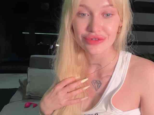 goldenalinee bongacams live cam model