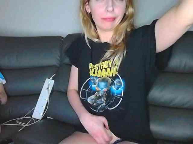 Almondmilka bongacams live cam model