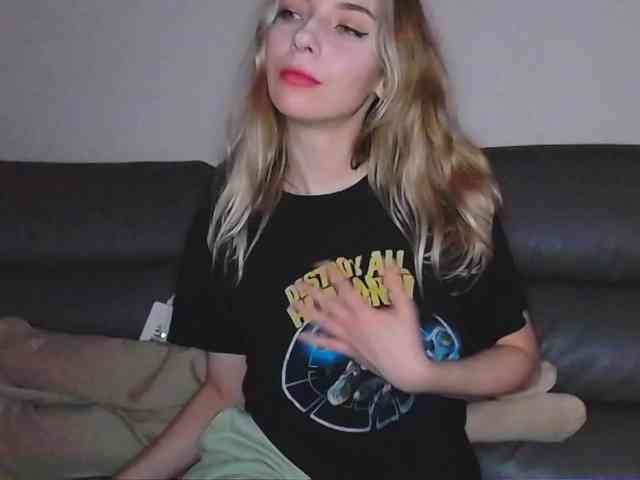 Almondmilka bongacams live cam model