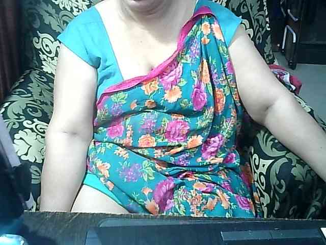 Indianbhabhimilf40 bongacams live cam model