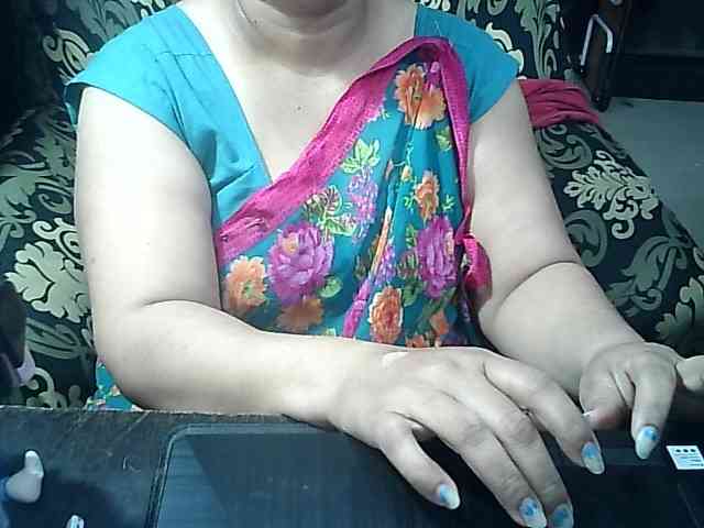 Indianbhabhimilf40 bongacams live cam model