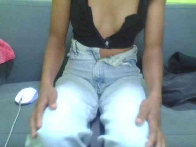 NADIAH bongacams live cam model