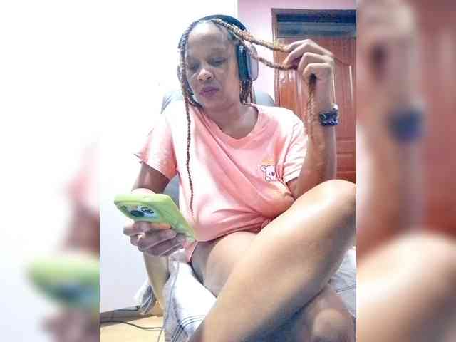 CandyLove bongacams live cam model