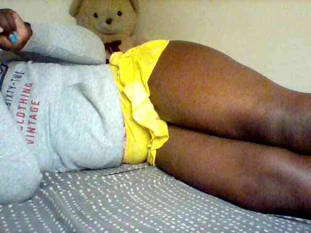 Sexxy-slim-honey bongacams live cam model