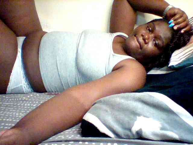Sexxy-slim-honey bongacams live cam model