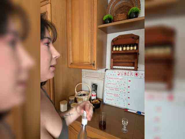 CurvyWoman- bongacams live cam model