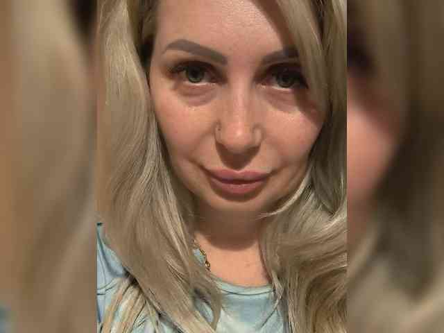SweetJulia21 bongacams live cam model