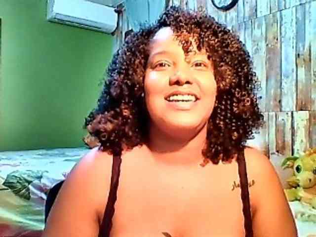 sarahlove16 bongacams live cam model