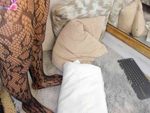 NaylaGrey bongacams live cam model