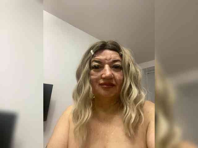 SVETIKBOMBOCHKA bongacams live cam model