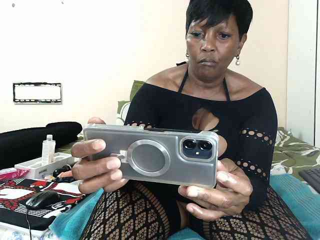 CreamyBum bongacams live cam model