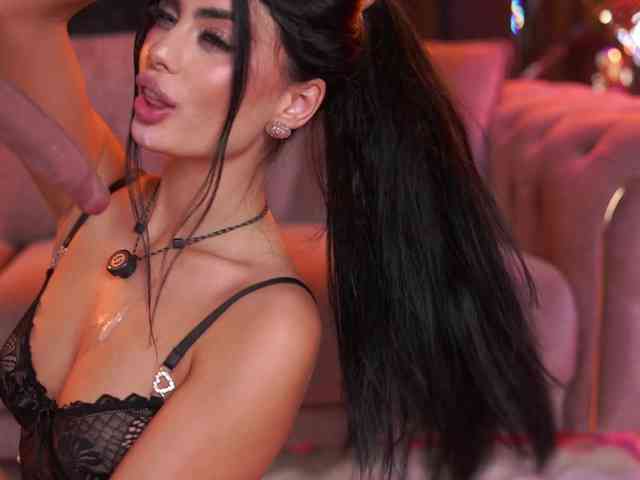 RavennaDArcy bongacams live cam model