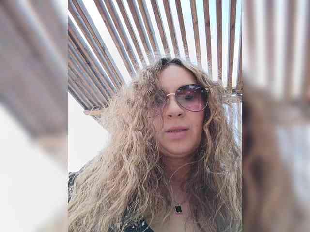 Annanas bongacams live cam model