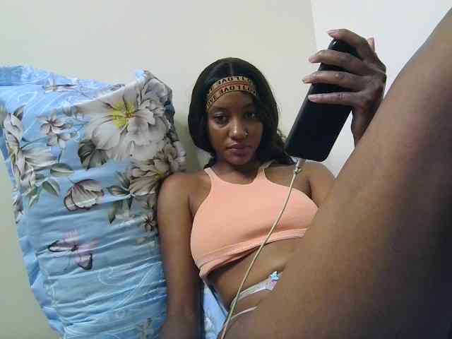 Sexypetiteher bongacams live cam model