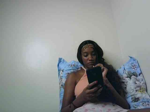 Sexypetiteher bongacams live cam model
