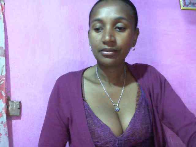 Mynah bongacams live cam model