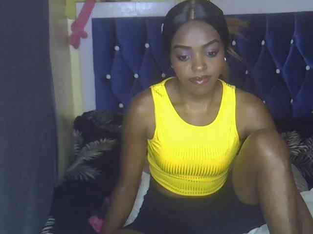 Tyra019a bongacams live cam model