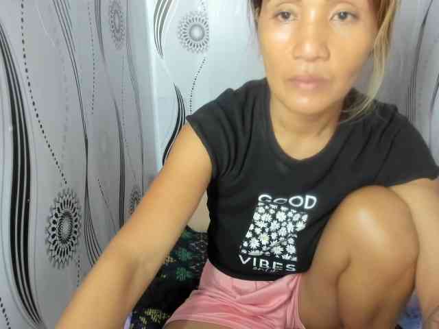Sweettrouble42 bongacams live cam model