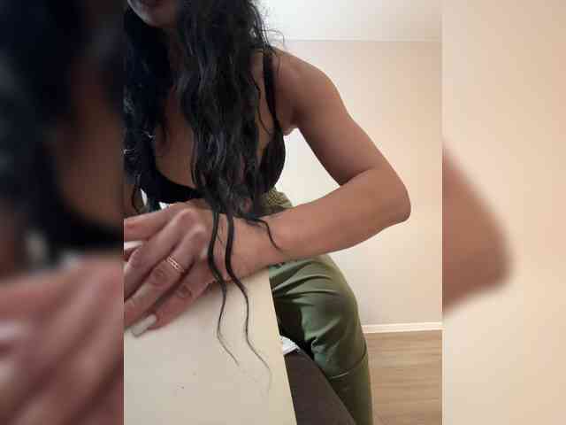 NotBellucci bongacams live cam model