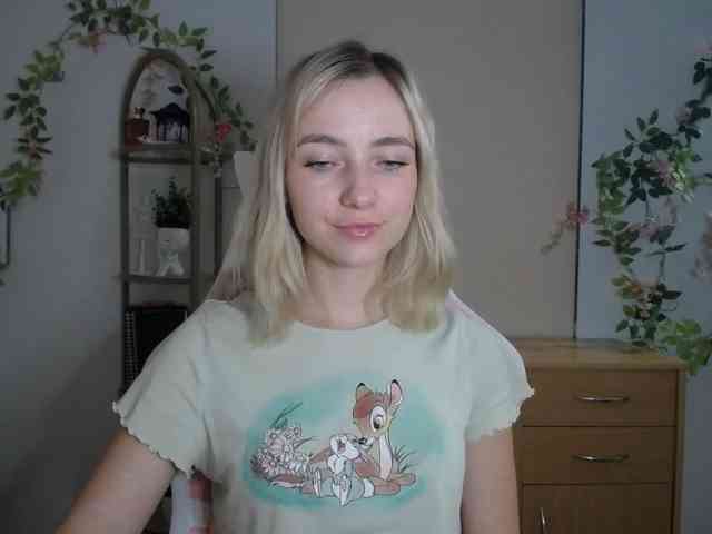 LuciaGlow bongacams live cam model