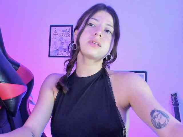 lolamustaine bongacams live cam model
