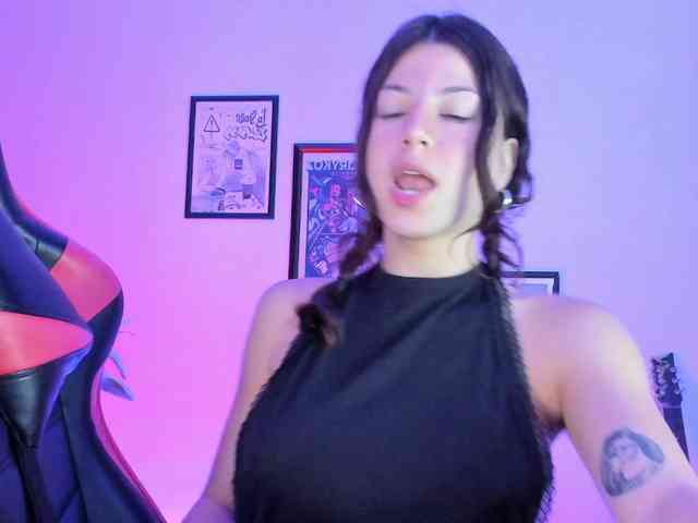 lolamustaine bongacams live cam model