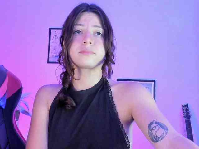 lolamustaine bongacams live cam model