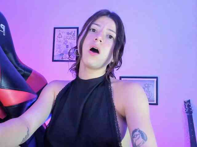lolamustaine bongacams live cam model