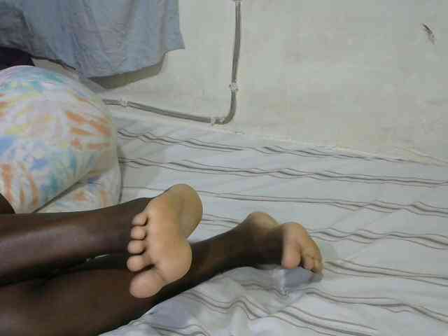 PrettyOne1 bongacams live cam model