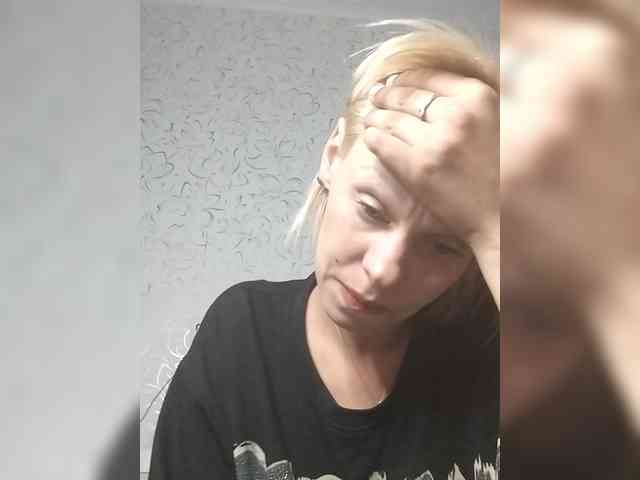 JulieSilver bongacams live cam model